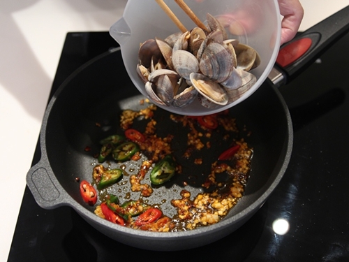 Ngao xào cay cho chị em mê ăn vặt - 5