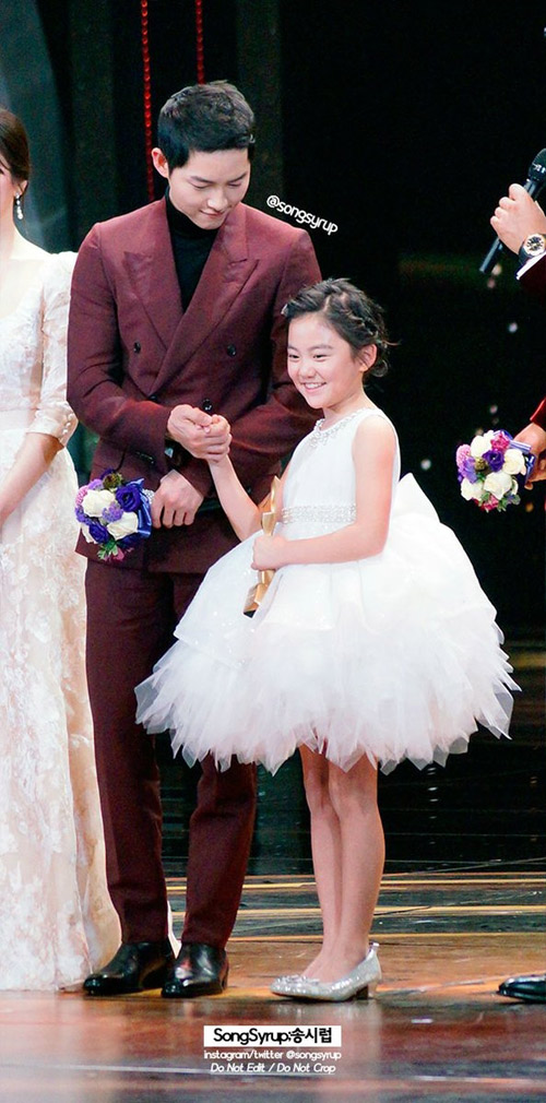 Ngôi sao 24/7: Kim amp;#34;siêu vòng 3amp;#34; khổ sở vì bị mắc kẹt mông trong bồn cầu amp;#34;xịnamp;#34; - 3