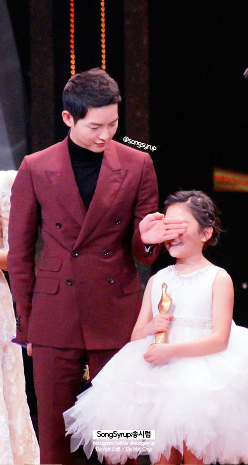 Ngôi sao 24/7: Kim amp;#34;siêu vòng 3amp;#34; khổ sở vì bị mắc kẹt mông trong bồn cầu amp;#34;xịnamp;#34; - 4