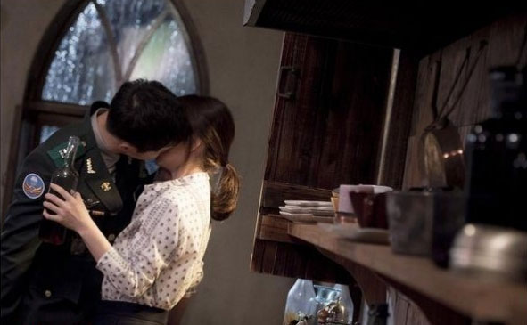 Ngôi sao 24/7: Kim amp;#34;siêu vòng 3amp;#34; khổ sở vì bị mắc kẹt mông trong bồn cầu amp;#34;xịnamp;#34; - 5