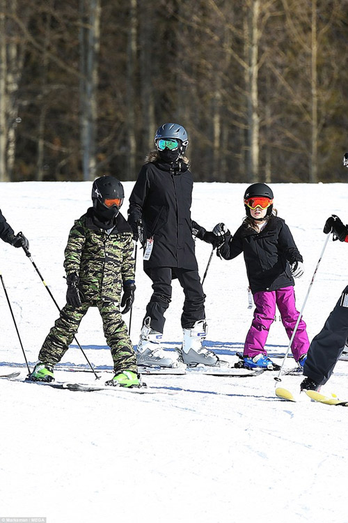 Ngôi sao 24/7: Kim amp;#34;siêu vòng 3amp;#34; khổ sở vì bị mắc kẹt mông trong bồn cầu amp;#34;xịnamp;#34; - 8