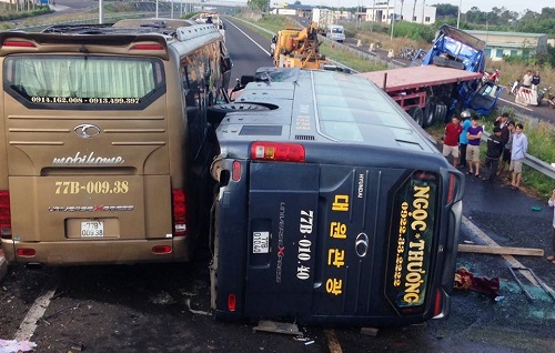 Tin tức 24h nổi bật: Cô dâu ôm di ảnh người chồng đã mất trong đám cưới - 3