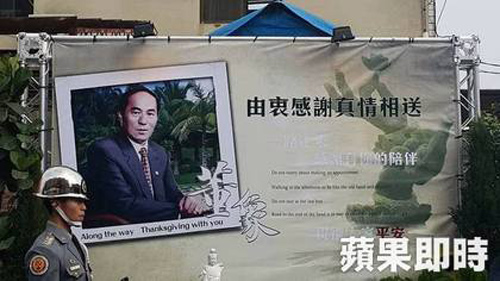 Tin tức 24h nổi bật: Đám tang gây sốc vì có 50 chân dài múa cột trên nóc xe - 1