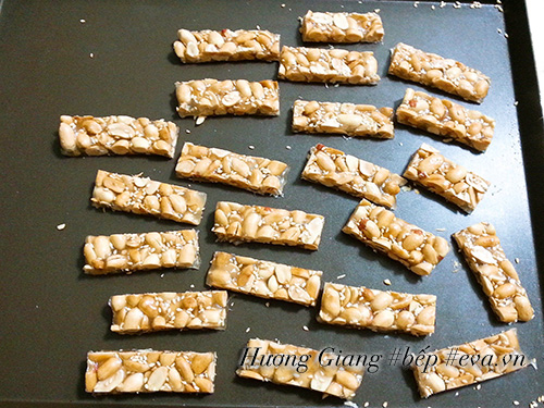 Kẹo lạc giòn tan mời khách ngày Tết - 6