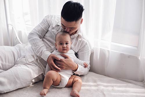 Con trai 8 tháng của Vũ Duy Khánh - Tiên Moon khoe amp;#34;đầu trọcamp;#34; đáng yêu - 8