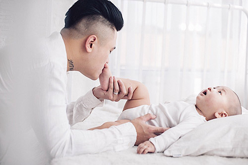 Con trai 8 tháng của Vũ Duy Khánh - Tiên Moon khoe amp;#34;đầu trọcamp;#34; đáng yêu - 5