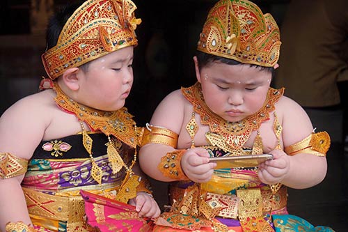 Gặp 2 cậu bé “bụng mỡ” đứng trên máy rung khiến dân mạng cười không dứt - 10