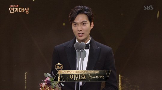 Hành động lịch thiệp như Song Joong Ki, Lee Min Ho cũng ấm áp và tuyệt vời - 4