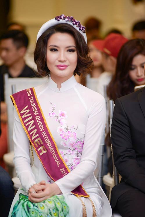Là amp;#34;chủ nhàamp;#34;, Võ Hoàng Yến xinh đẹp tiếp đón Hoa hậu Trái đất 2015 đến Việt Nam - 14