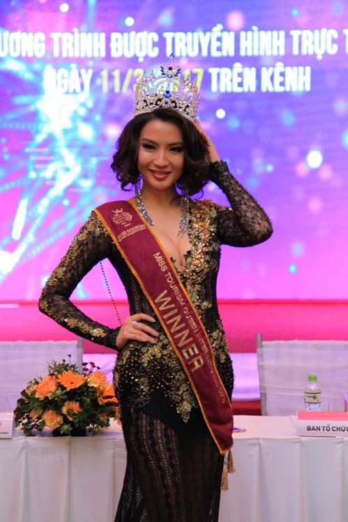 Là amp;#34;chủ nhàamp;#34;, Võ Hoàng Yến xinh đẹp tiếp đón Hoa hậu Trái đất 2015 đến Việt Nam - 15