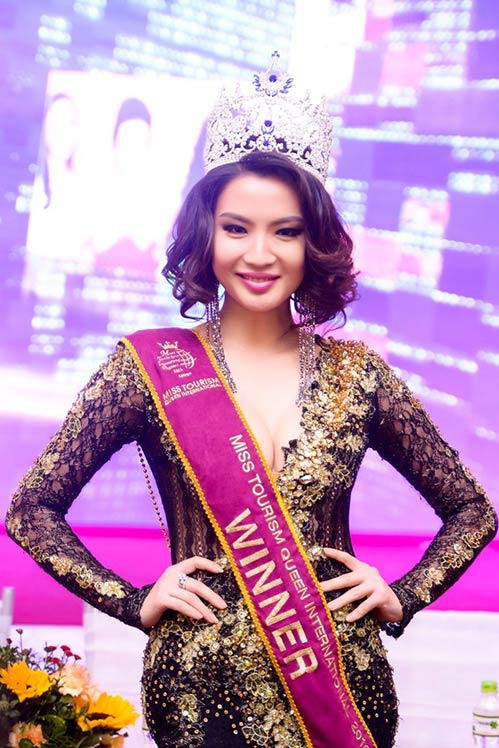 Là amp;#34;chủ nhàamp;#34;, Võ Hoàng Yến xinh đẹp tiếp đón Hoa hậu Trái đất 2015 đến Việt Nam - 8