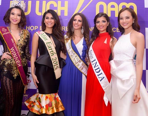 Là amp;#34;chủ nhàamp;#34;, Võ Hoàng Yến xinh đẹp tiếp đón Hoa hậu Trái đất 2015 đến Việt Nam - 10