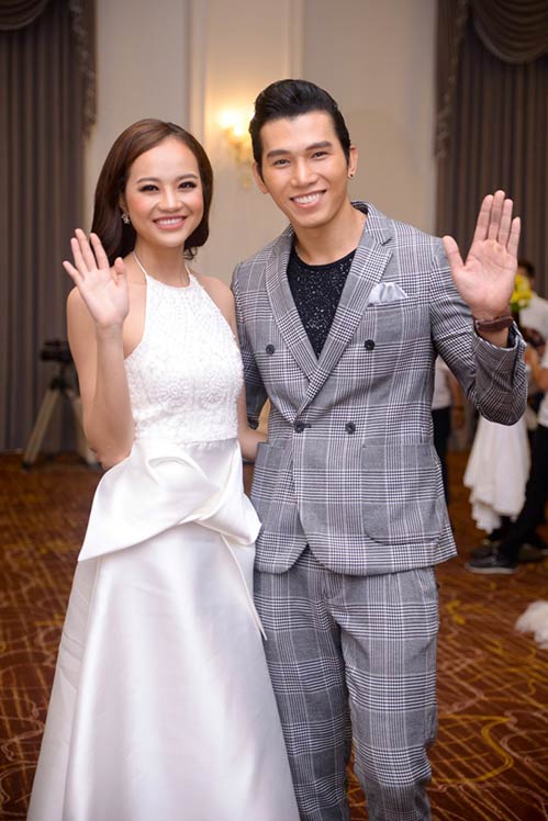 Là amp;#34;chủ nhàamp;#34;, Võ Hoàng Yến xinh đẹp tiếp đón Hoa hậu Trái đất 2015 đến Việt Nam - 4