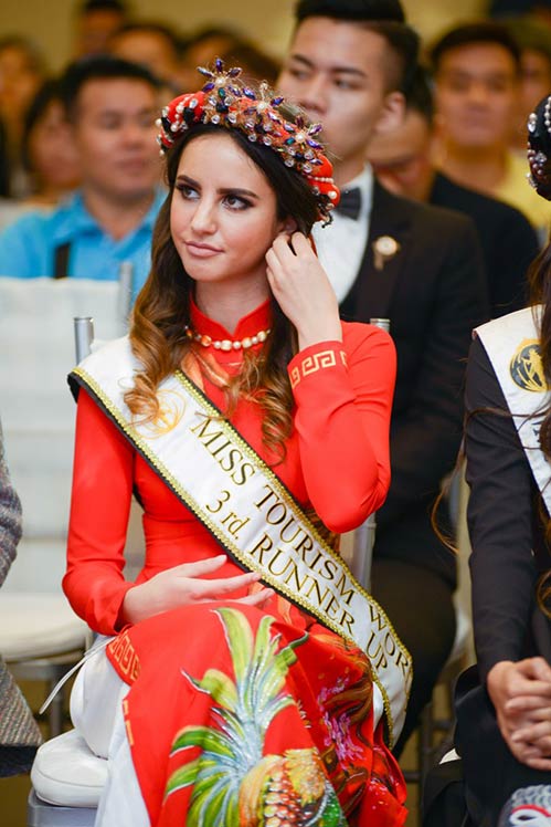 Là amp;#34;chủ nhàamp;#34;, Võ Hoàng Yến xinh đẹp tiếp đón Hoa hậu Trái đất 2015 đến Việt Nam - 12