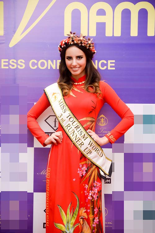Là amp;#34;chủ nhàamp;#34;, Võ Hoàng Yến xinh đẹp tiếp đón Hoa hậu Trái đất 2015 đến Việt Nam - 7