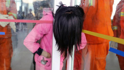 Mải chơi đùa, bé 13 tuổi kẹt cứng đầu trong khe hẹp giữa 2 cửa kính - 2