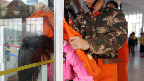 Mải chơi đùa, bé 13 tuổi kẹt cứng đầu trong khe hẹp giữa 2 cửa kính - 4