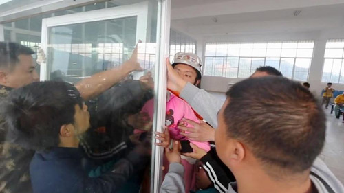 Mải chơi đùa, bé 13 tuổi kẹt cứng đầu trong khe hẹp giữa 2 cửa kính - 5