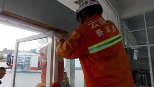 Mải chơi đùa, bé 13 tuổi kẹt cứng đầu trong khe hẹp giữa 2 cửa kính - 3