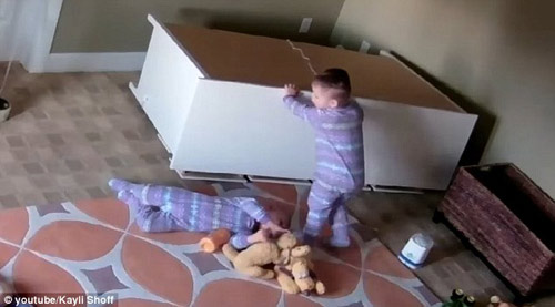 Mẹ kể lại phút chiếc tủ đổ đè lên cặp sinh đôi 2 tuổi, người anh đã cứu em thoát chết - 5