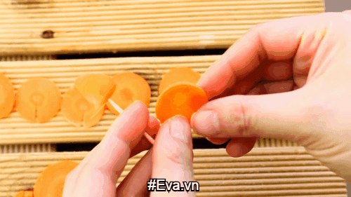 Tỉa cà rốt hình hoa hồng cực đơn giản để trang trí đĩa ăn - 9