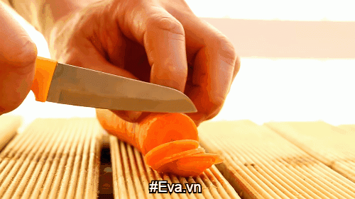 Tỉa cà rốt hình hoa hồng cực đơn giản để trang trí đĩa ăn - 1