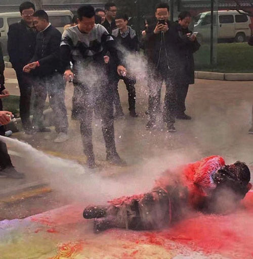 Chú rể phải chịu màn tra tấn cực hình mới được vào động phòng - 1