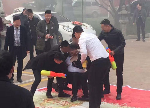 Chú rể phải chịu màn tra tấn cực hình mới được vào động phòng - 2