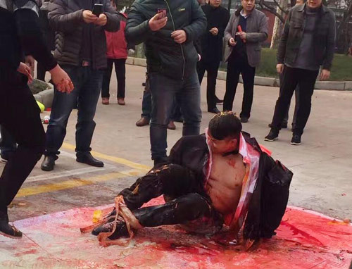 Chú rể phải chịu màn tra tấn cực hình mới được vào động phòng - 3