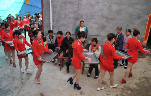 Chú rể phải chịu màn tra tấn cực hình mới được vào động phòng - 6