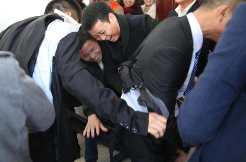 Chú rể phải chịu màn tra tấn cực hình mới được vào động phòng - 8