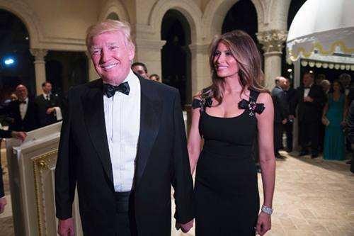 Giới thời trang Mỹ tranh cãi về chuyện ăn mặc của vợ Donald Trump - 1