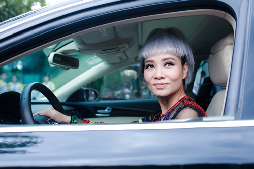 Thu Minh tự lái siêu xe đi chấm thi The Voice 2017 - 1