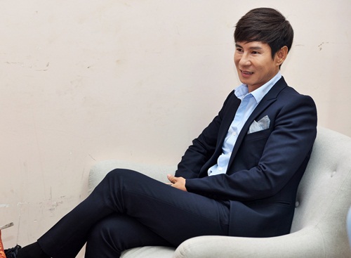 amp;#34;Bố 4 conamp;#34; Lý Hải xuất hiện bảnh bao, Hồ Việt Trung bịt khẩu trang rách khó hiểu - 1