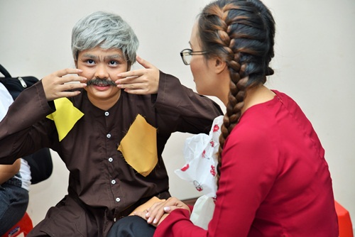 amp;#34;Bố 4 conamp;#34; Lý Hải xuất hiện bảnh bao, Hồ Việt Trung bịt khẩu trang rách khó hiểu - 7