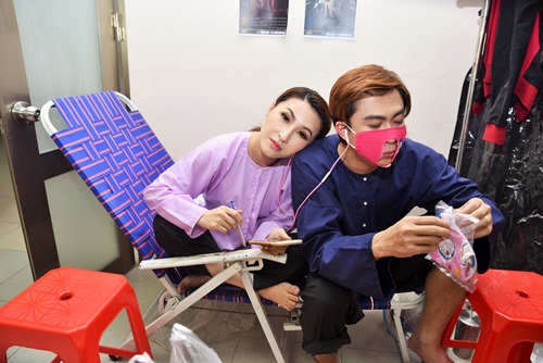 amp;#34;Bố 4 conamp;#34; Lý Hải xuất hiện bảnh bao, Hồ Việt Trung bịt khẩu trang rách khó hiểu - 5