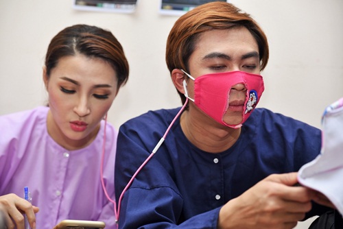 amp;#34;Bố 4 conamp;#34; Lý Hải xuất hiện bảnh bao, Hồ Việt Trung bịt khẩu trang rách khó hiểu - 6