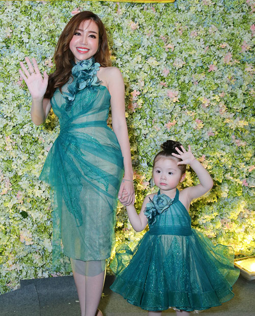 Dân cư mạng xôn xao vì gương mặt lệch bất thường của Elly Trần - 1