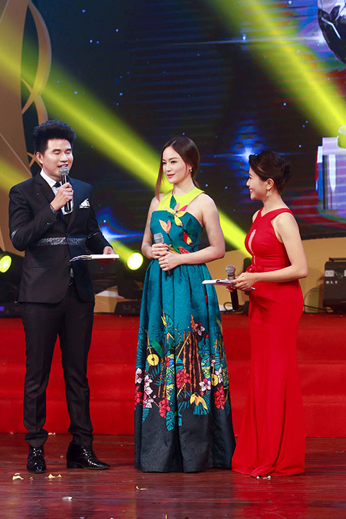 Lan Phương quá đỗi xinh đẹp khiến đồng nghiệp nam mải nhìn theo suýt vấp ngã - 4