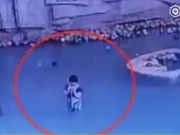 Tin tức - Mẹ mải nhắn tin điện thoại, con trai 4 tuổi ngã xuống hồ bơi chết đuối