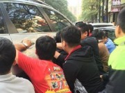 Tin tức - Tin nóng ô tô gây tai nạn liên hoàn: Mẹ văng ra xa, con bị cuốn vào gầm xe