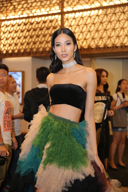 Ngọc Trinh khoe vai trần nuột nà tại sự kiện - 10