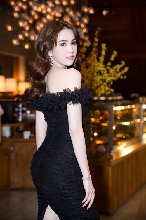 Ngọc Trinh khoe vai trần nuột nà tại sự kiện - 3