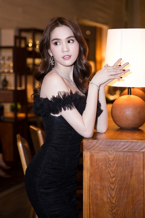 Ngọc Trinh khoe vai trần nuột nà tại sự kiện - 4