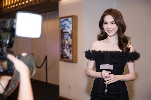 Ngọc Trinh khoe vai trần nuột nà tại sự kiện - 5