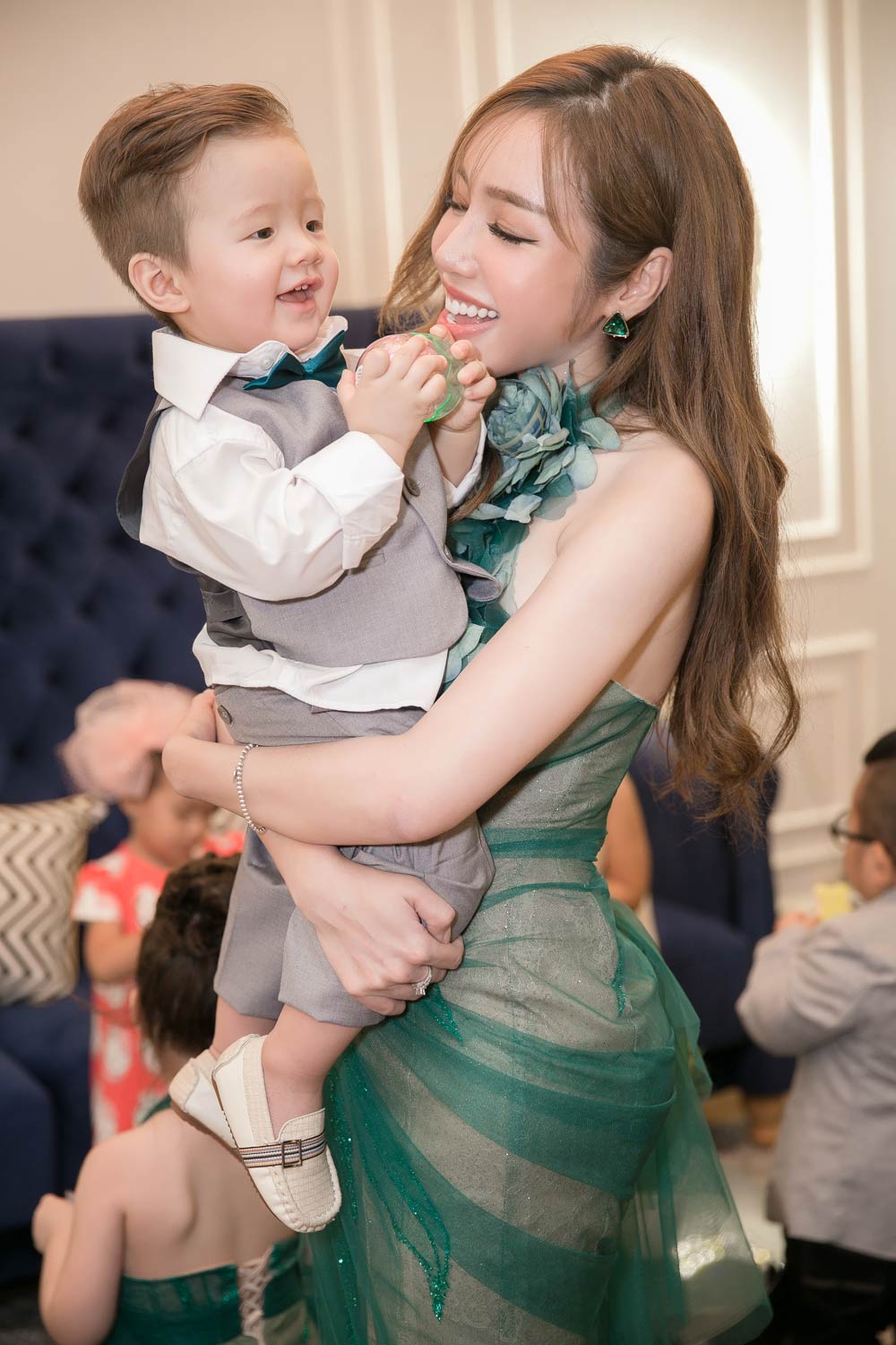 Elly Trần và 2 cục cưng lại amp;#34;đốn timamp;#34; người hâm mộ vì đẹp như tranh vẽ - 7