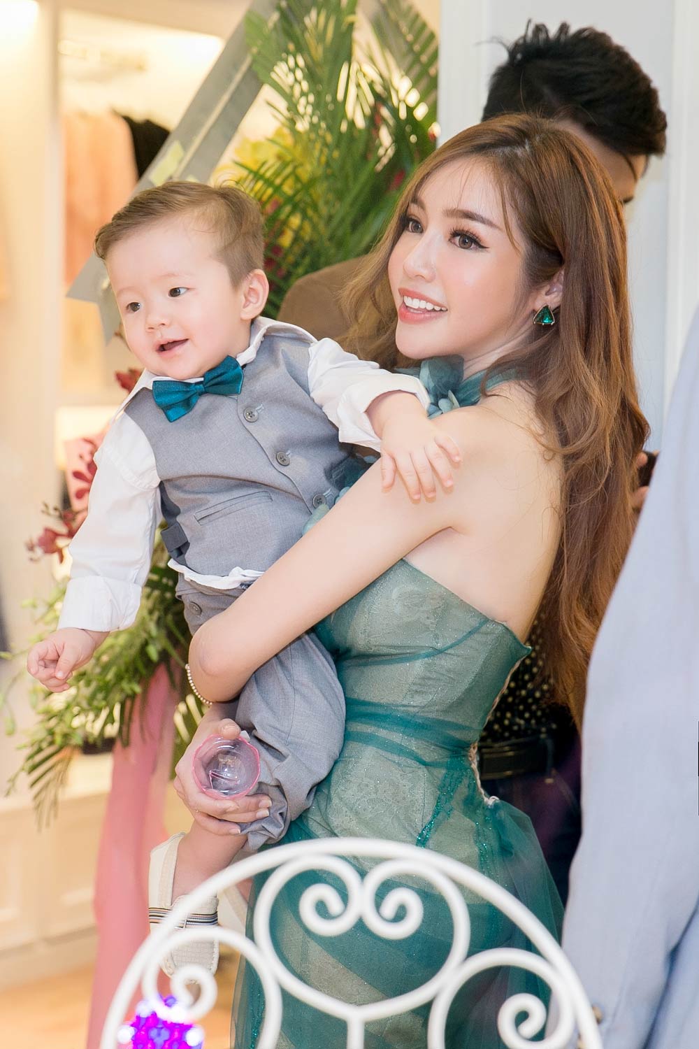 Elly Trần và 2 cục cưng lại amp;#34;đốn timamp;#34; người hâm mộ vì đẹp như tranh vẽ - 6