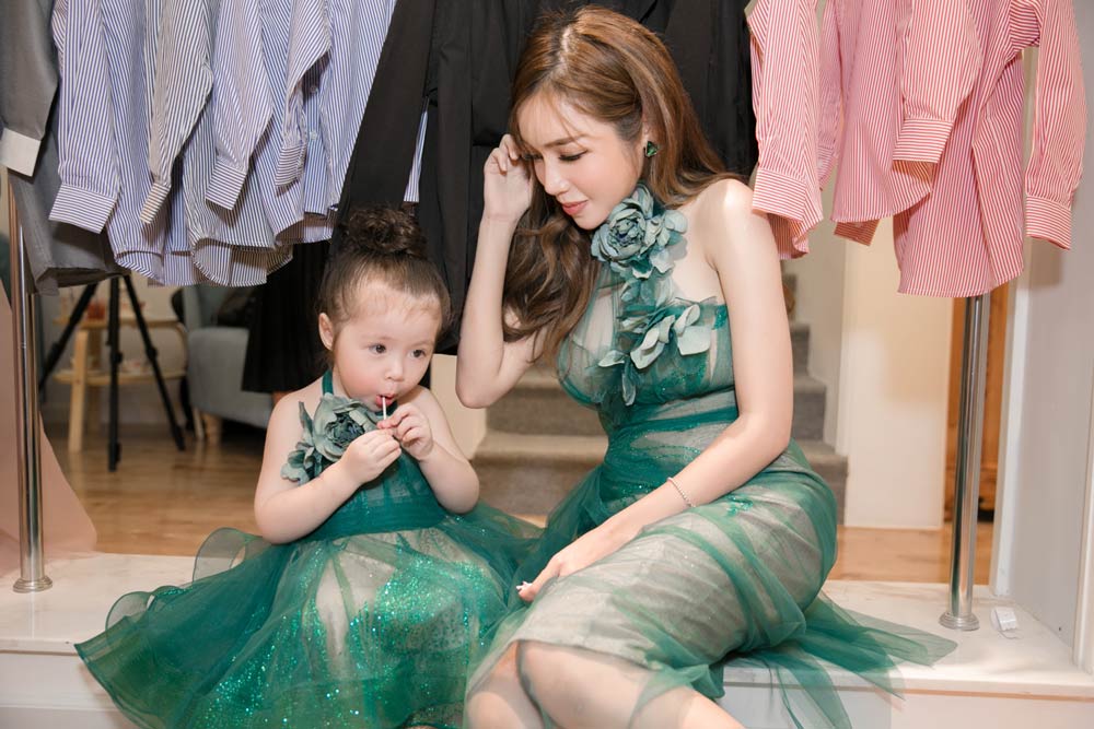 Elly Trần và 2 cục cưng lại amp;#34;đốn timamp;#34; người hâm mộ vì đẹp như tranh vẽ - 4