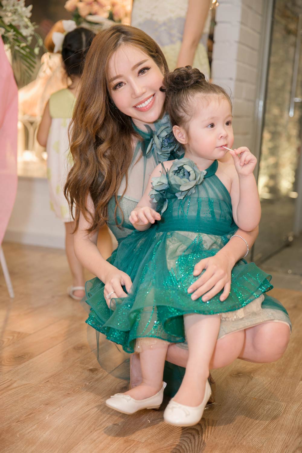 Elly Trần và 2 cục cưng lại amp;#34;đốn timamp;#34; người hâm mộ vì đẹp như tranh vẽ - 3