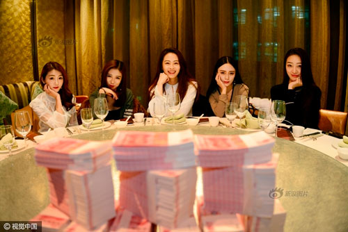 Choáng váng với tiền thưởng Tết của các hotgirl chuyên livestream trên mạng xã hội - 1